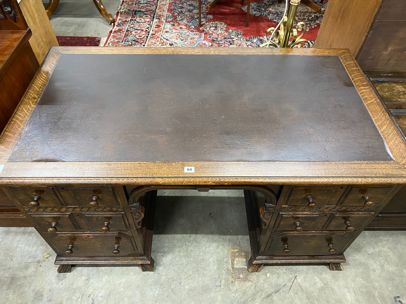 An early 20th century oak kneehole desk, length 136cm, depth 75cm, height 75cm